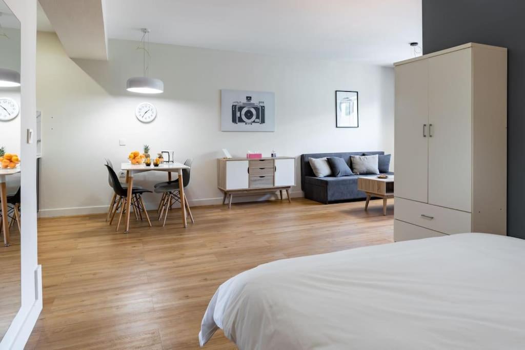 Large Comfy, Modern Studio 5 Min To Acropolis Athena Bagian luar foto