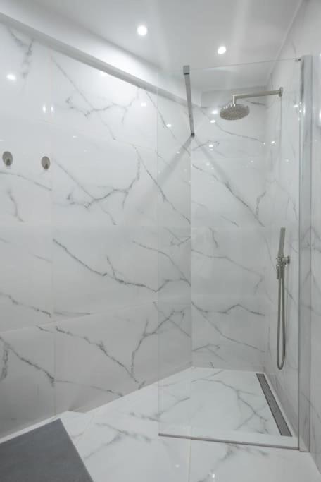 Large Comfy, Modern Studio 5 Min To Acropolis Athena Bagian luar foto