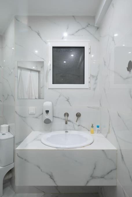 Large Comfy, Modern Studio 5 Min To Acropolis Athena Bagian luar foto
